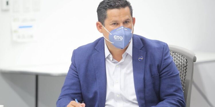 Hospitalizan a Diego Sinhue, gobernador de Guanajuato, por Covid-19