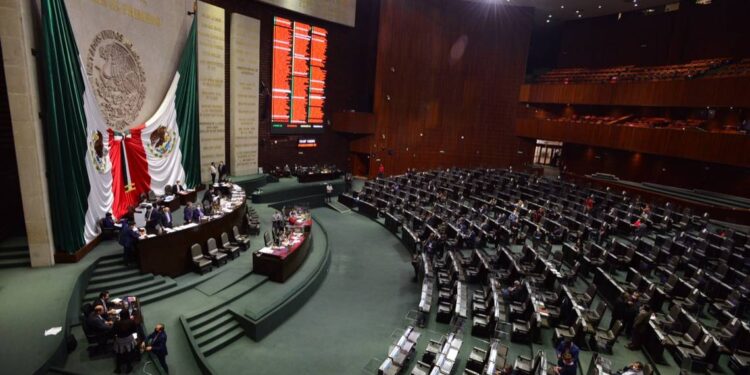 Iniciativa de reforma a Ley de Banxico se mantiene: Monreal