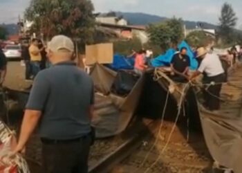 Maestros de la CNTE liberan vías del tren en Michoacán