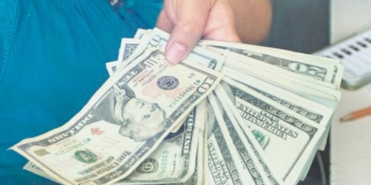 Ni Banxico ni bancos apoyan a migrantes, acusa Monreal