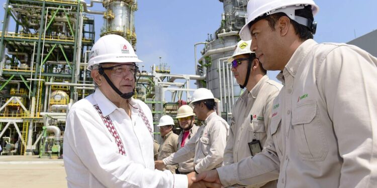 Pemex rescinde cuatro contratos asociados con prima de AMLO