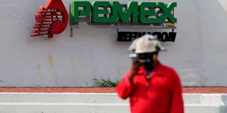 Poco probable que mejore la nota crediticia de Pemex: Moody's