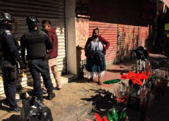 Policías de Monterrey agreden y detienen a periodista