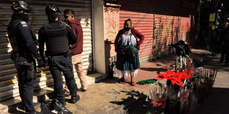 Policías de Monterrey agreden y detienen a periodista