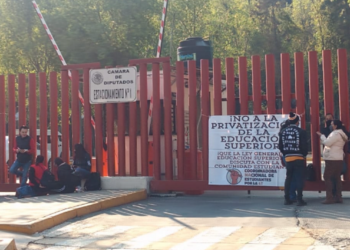 Pseudo estudiantes bloquean Cámara de Diputados