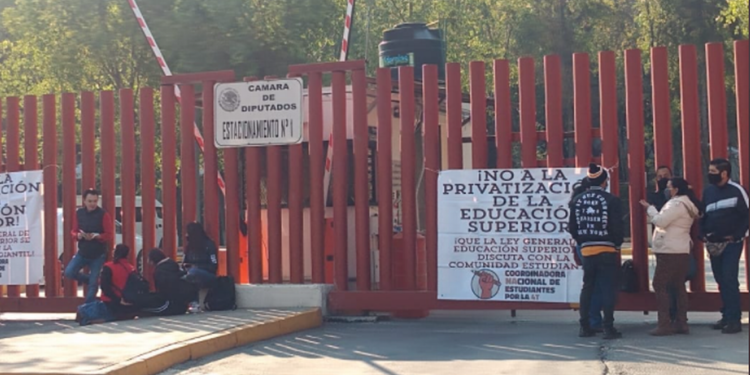 Pseudo estudiantes bloquean Cámara de Diputados