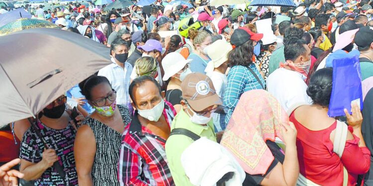 Sin sana distancia ni planeación, dan bonos en Tabasco