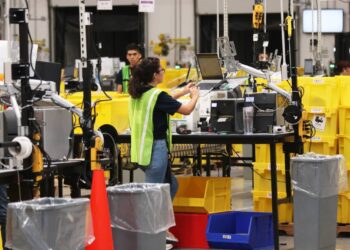 Sugieren a Biden mandar recursos a empleados mexicanos y mejorar su organización