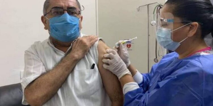 “Tengo fe y esperanza”, dice Marco tras recibir vacuna experimental de Jassen