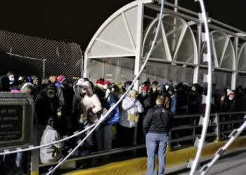 Toman migrantes el puente Paso del Norte
