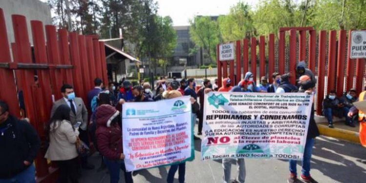 Trabajadores de telebachilleratos de Chiapas bloquean accesos a Cámara de Diputados