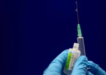 Twitter y prohíben publicaciones falsas sobre vacunas Covid-19