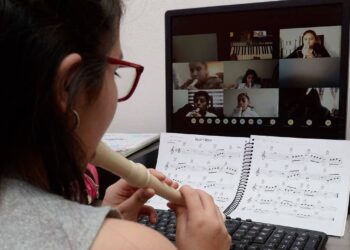 Un bono permitió a Yaretzi y Eder tomar clases