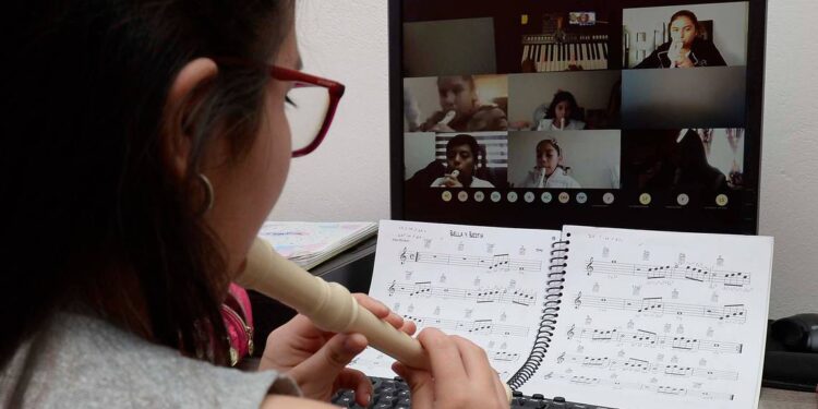 Un bono permitió a Yaretzi y Eder tomar clases