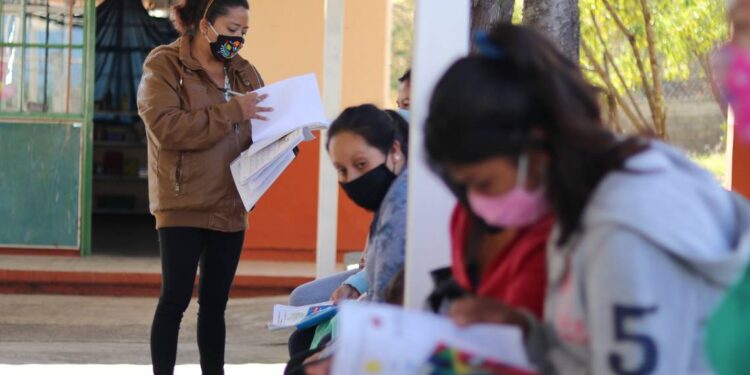 Un viaje de tres horas para dar clases presenciales a sus alumnos