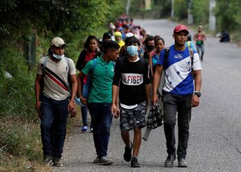 Caravana migrante descansa en Guatemala antes de partir hacia México  - Noticias, Deportes, Gossip, Columnas