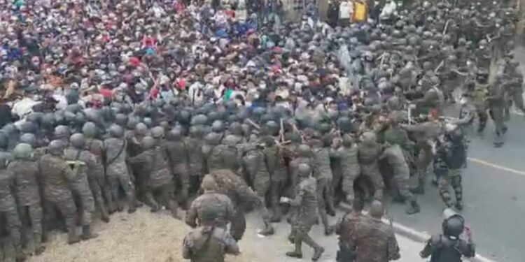 En Guatemala, militares se enfrentan a Caravana Migrante - Noticias, Deportes, Gossip, Columnas