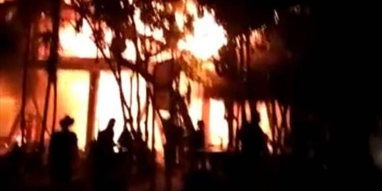 Incendio en Tulum arrasa con cinco establecimientos y plaza comercial - Noticias, Deportes, Gossip, Columnas