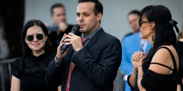 Sarita, José Joel y Marysol Sosa, hijos de José José. Foto: The Grosby Group