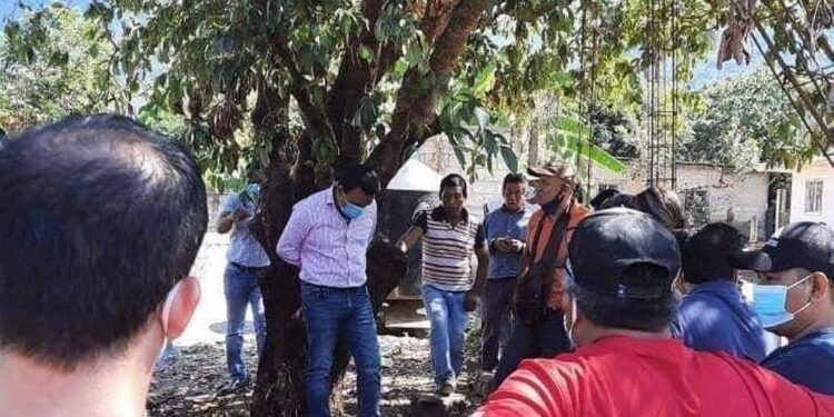 Pobladores amarran a un árbol a edil de Comalapa, Chiapas; exigen agua potable - Noticias, Deportes, Gossip, Columnas