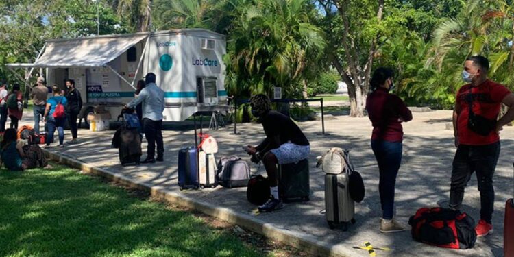 Quedan varados 60 cubanos en aeropuerto de Cancún tras expirar sus pruebas Covid - Noticias, Deportes, Gossip, Columnas