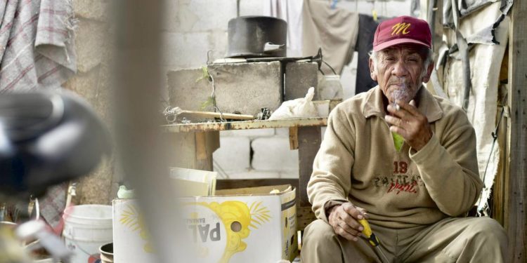 Adultos mayores, sin internet ni información sobre vacunación - Noticias, Deportes, Gossip, Columnas
