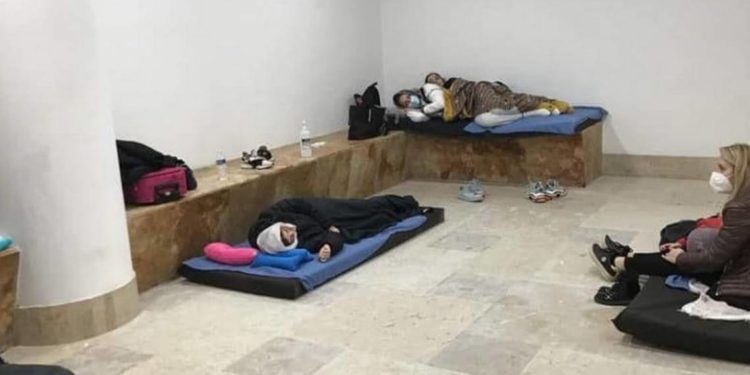Dejan entrar a México a 85 rumanos retenidos en aeropuerto de Cancún - Noticias, Deportes, Gossip, Columnas
