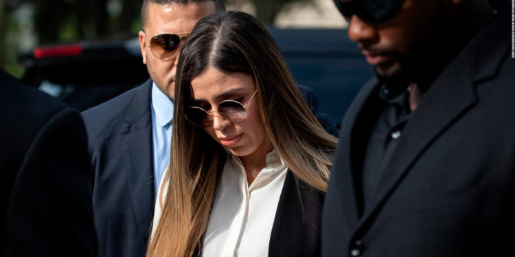 Emma Coronel llega a escuchar la sentencia al Chapo