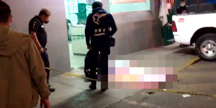Murió en la puerta del IMSS
