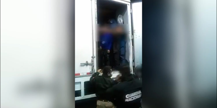 Encuentran a 235 migrantes hacinados en dos camiones en México