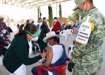 Llegaron en autos de lujo para aplicarse la vacuna en Villa de Cos, Zacatecas - Noticias, Deportes, Gossip, Columnas