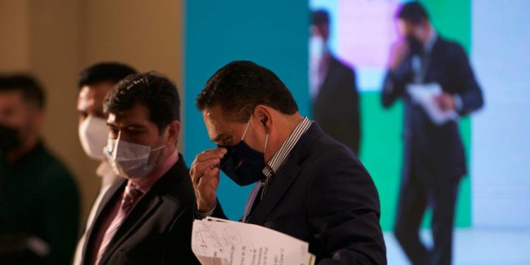 Presenta Silvano Aureoles hemorragia en conferencia - Noticias, Deportes, Gossip, Columnas