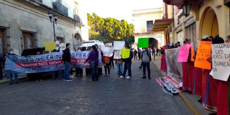 Protestan contra AMLO en Oaxaca, exigen medicamentos para niños con cáncer - Noticias, Deportes, Gossip, Columnas