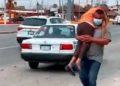 Hombre carga a su mamá