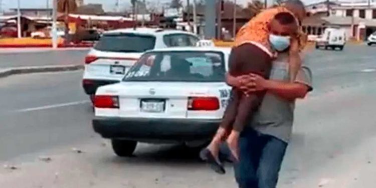Hombre carga a su mamá