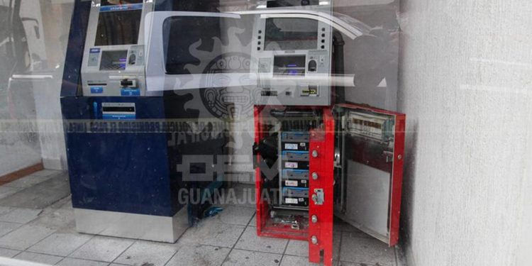 Empleados de empresa de valores olvidan cerrar cajero automático en Guanajuato - Noticias, Deportes, Gossip, Columnas