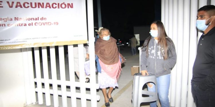 En municipio de Guanajuato vacunan a adultos mayores hasta la madrugada - Noticias, Deportes, Gossip, Columnas