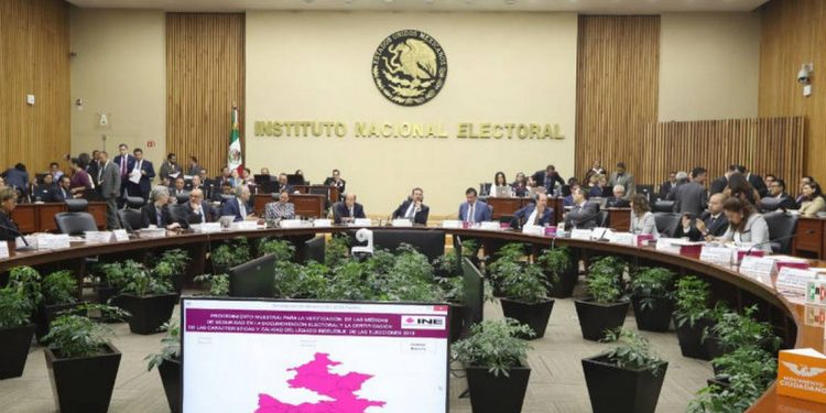 "Es patrimonio de la democracia": políticos, escritores y académicos defienden al INE