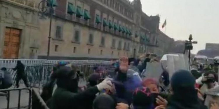 Feministas protestan en Zócalo capitalino contra Félix Salgado - Noticias, Deportes, Gossip, Columnas