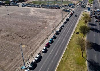 Hacen fila en sus coches en espera de vacunación - Noticias, Deportes, Gossip, Columnas