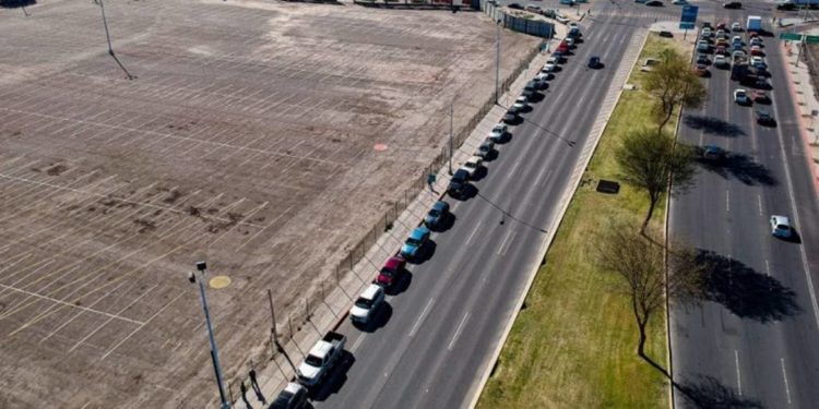 Hacen fila en sus coches en espera de vacunación - Noticias, Deportes, Gossip, Columnas