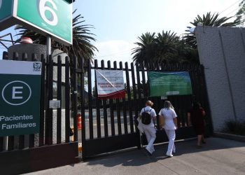 IMSS no cerrará centros Covid-19 y duplicará personal de vacunación