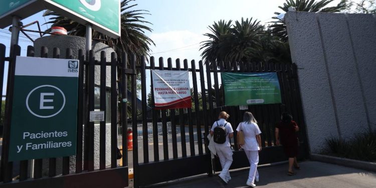 IMSS no cerrará centros Covid-19 y duplicará personal de vacunación