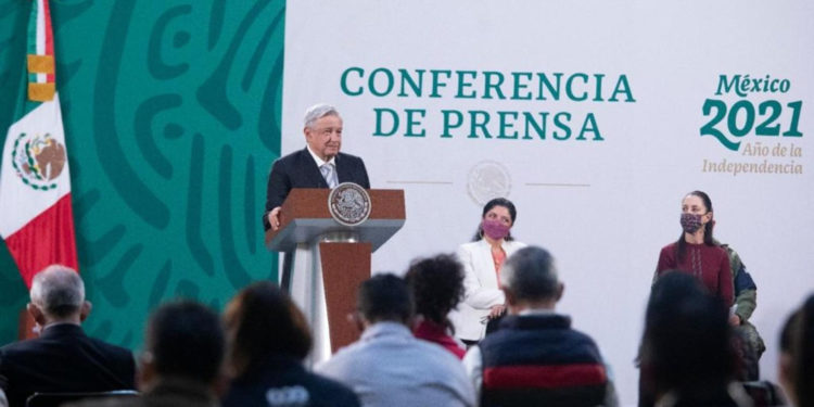 López Obrador amenaza con reformar la Constitución