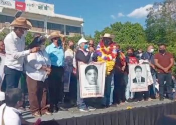 Padres de los 43 piden apoyo a Félix Salgado para localizar a normalistas desaparecidos - Noticias, Deportes, Gossip, Columnas