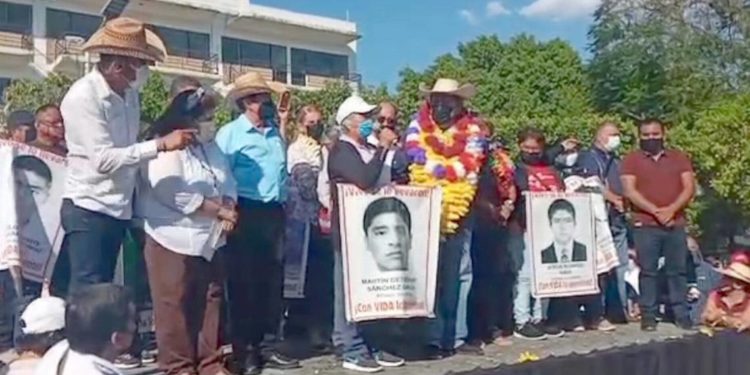 Padres de los 43 piden apoyo a Félix Salgado para localizar a normalistas desaparecidos - Noticias, Deportes, Gossip, Columnas