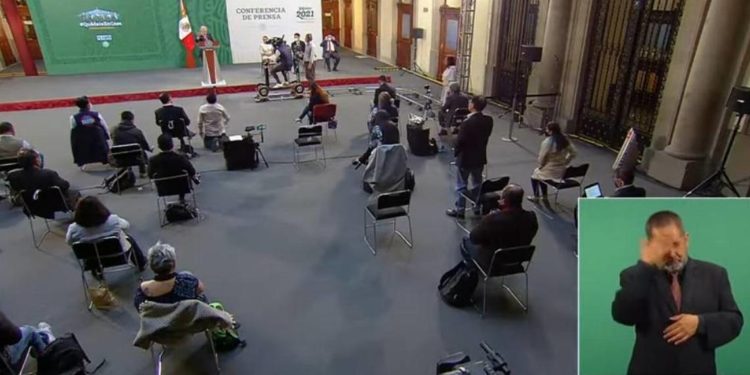 Reportero se arrodilla en la mañanera para pedir la palabra - Noticias, Deportes, Gossip, Columnas