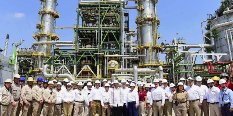Se respetarán contratos en energéticos, pero no se entregarán nuevas concesiones petroleras: AMLO