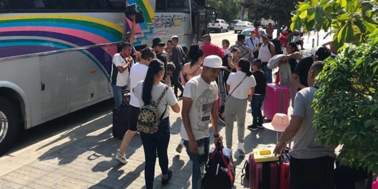 Turistas comienzan a llegar a Acapulco, pero sin cubrebocas - Noticias, Deportes, Gossip, Columnas