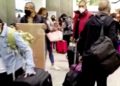 ¿Y la sana distancia? Viajeros abarrotan el aeropuerto de la CDMX
